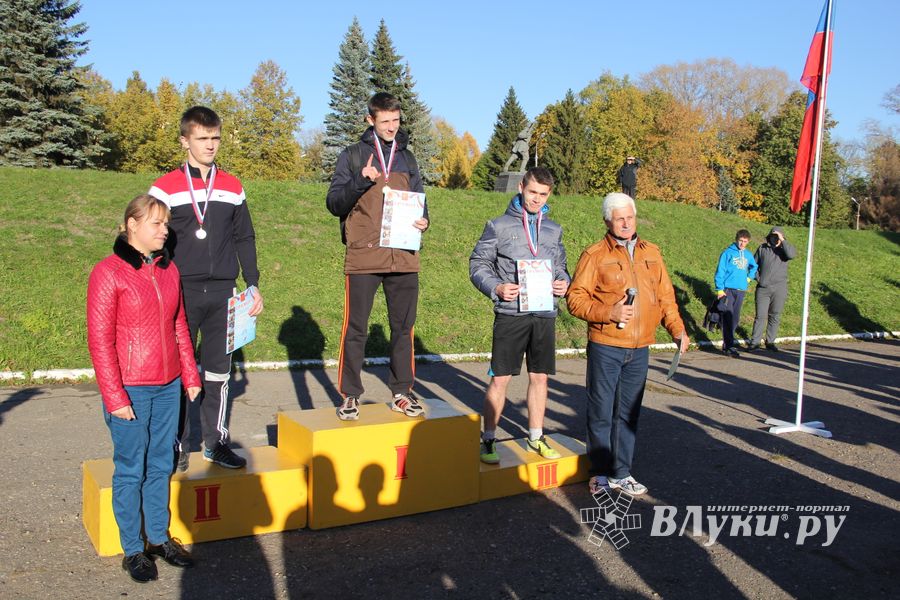 Легкоатлетический осенний кросс прошел в Великих Луках (фоторепортаж)