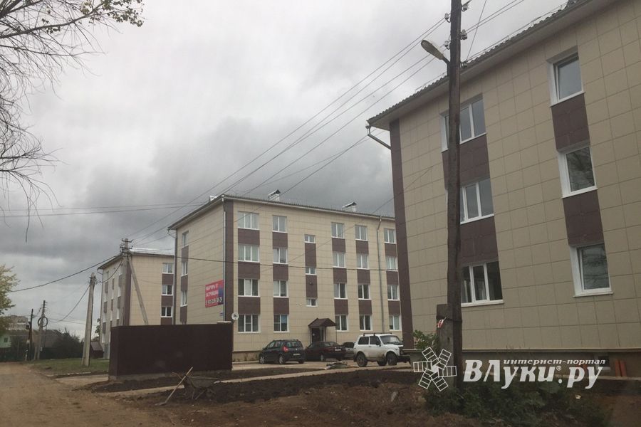 В Великих Луках ведутся работы по укладке газопровода — перекрыта дорога (ФОТО)