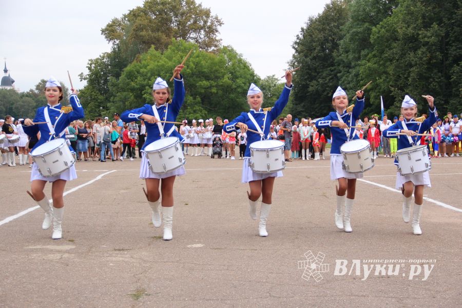 В Великих Луках проходит ​Международный фестиваль-конкурс среди мажореток и барабанщиц (ФОТО)