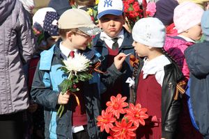 Ученики лицея №11 возложили цветы к могилам Братского кладбища (ФОТО)