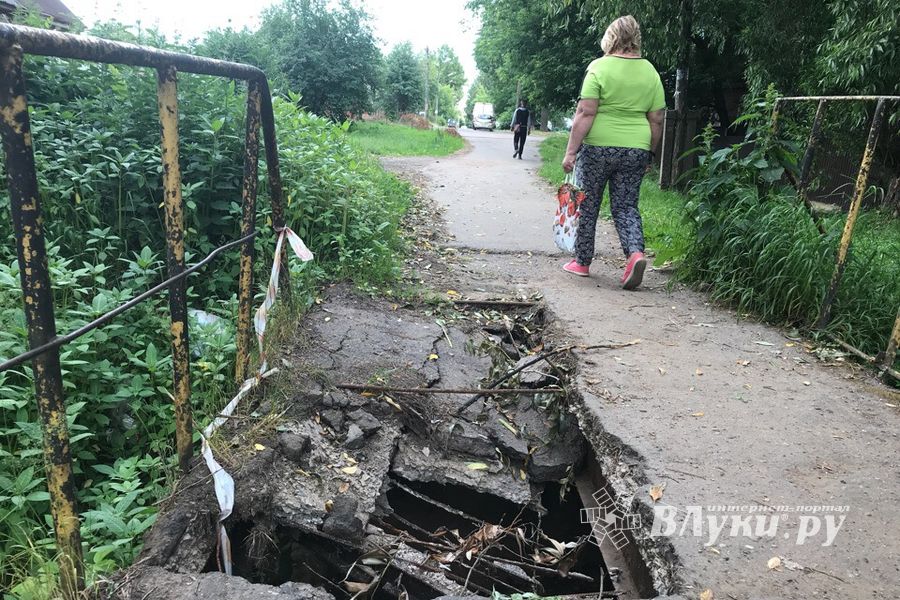 Великие Луки: Где-то строят, а где-то — рушится (ФОТО)