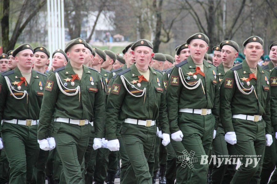 В Великих Луках прошел Парад Победы (ФОТО)