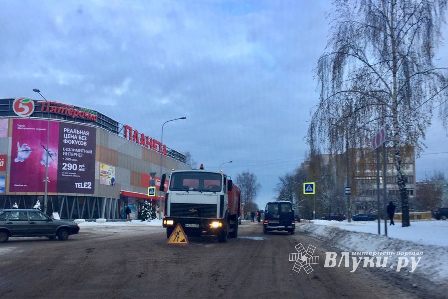 В Великих Луках ведутся ремонтные работы (ФОТО)