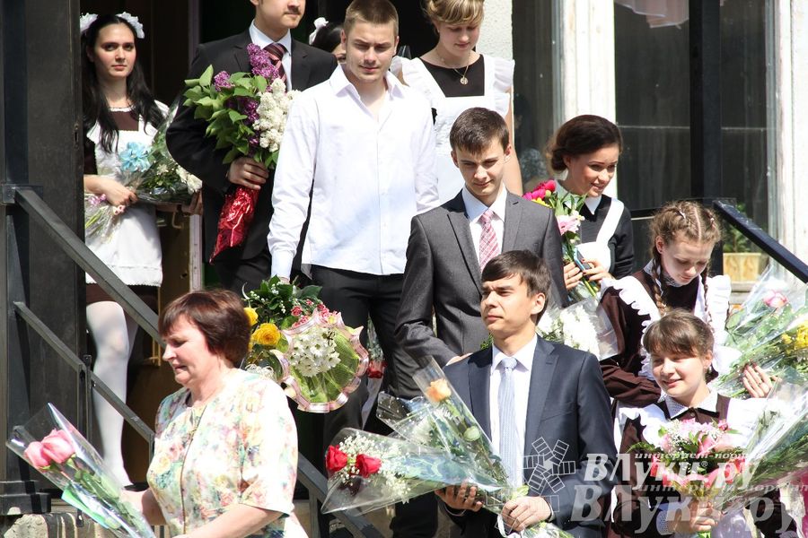 В Великих Луках прозвенели «Последние звонки»