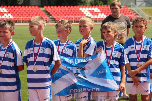 Юные футболисты из Калининграда стали победителями турнира «Локобол» в Великих Луках (фото)