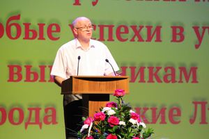 Великолукским выпускникам вручили медали «За особые успехи в учении» (ФОТО)