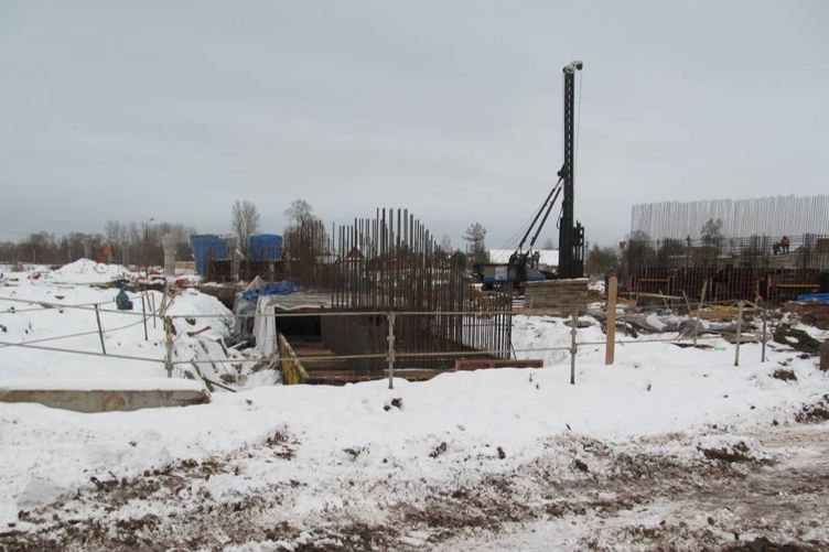 В Великих Луках продолжается строительство автодорожного путепровода через железную дорогу  (ФОТО)