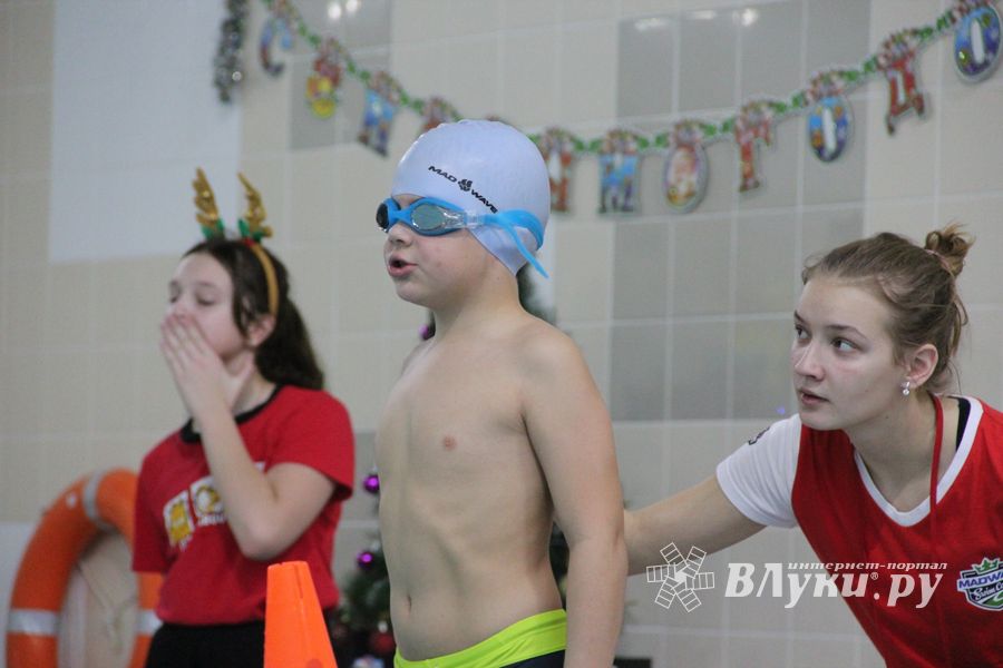 Соревнования по плаванию на призы Деда Мороза прошли в Великих Луках (ФОТО)