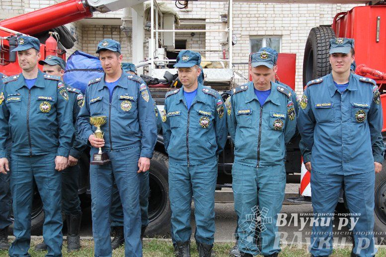 В Великих Луках прошли областные соревнования среди пожарных по спасению пострадавших
