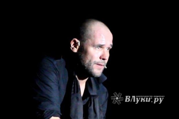 Максим Аверин выступил в Великих Луках с моноспектаклем (фото)