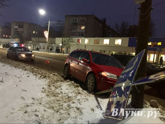 В Великих Луках столкнулись две легковушки и дорожный знак (ФОТО)