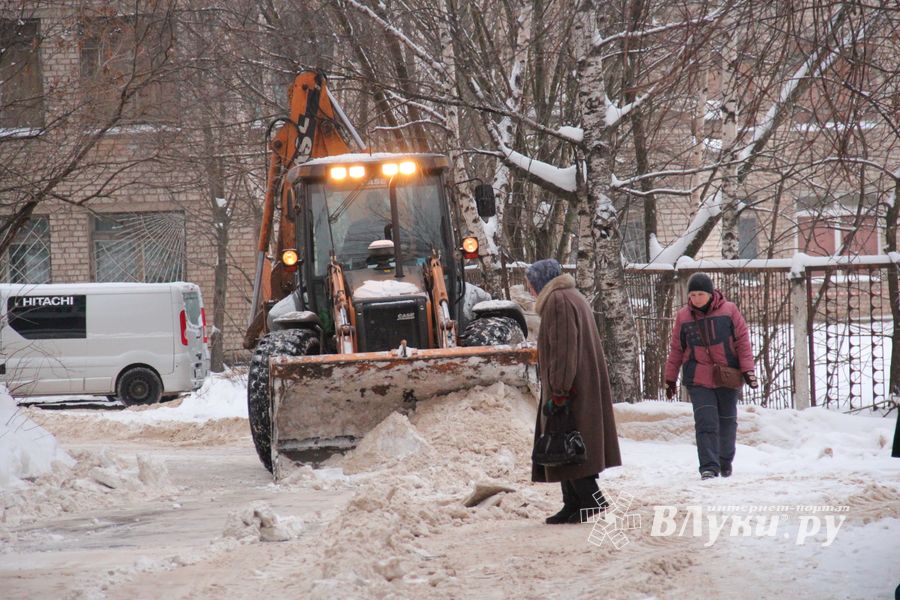 В великолукском дворе замечен трактор, убирающий снег