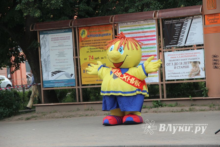 Великолукской «Бригантине» пришлось поплавать под дождём (ФОТО)