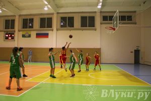 Интересный баскетбольный матч прошел в Великих Луках (фото)