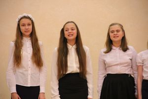 В Великих Луках ученики школы №13 поздравили своих педагогов (ФОТО)