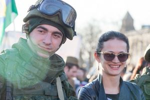 Пять тысяч жителей Пскова приняли участие в митинге по случаю воссоединения России и Крыма (фото)
