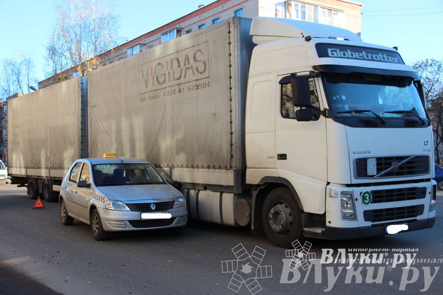 В Великих Луках на проспекте Гагарина не смогли разъехаться фура и такси (ФОТО)