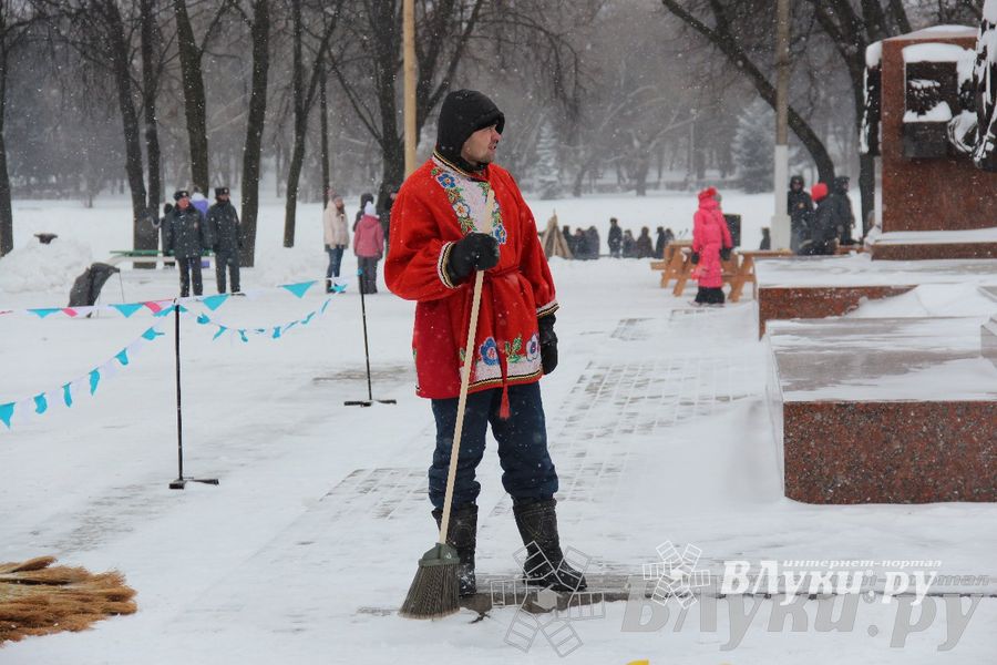 В Великих Луках встретили Масленицу