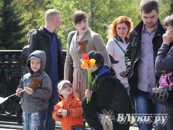 Парад Победы в Великих Луках (фото)