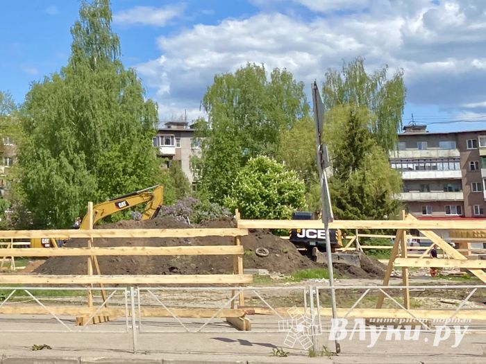 На площади Калинина начали рыть траншеи (ФОТО)