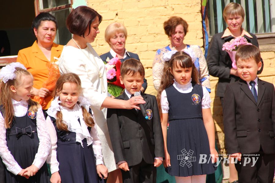 В Великих Луках прозвенели «последние» звонки (ФОТО)