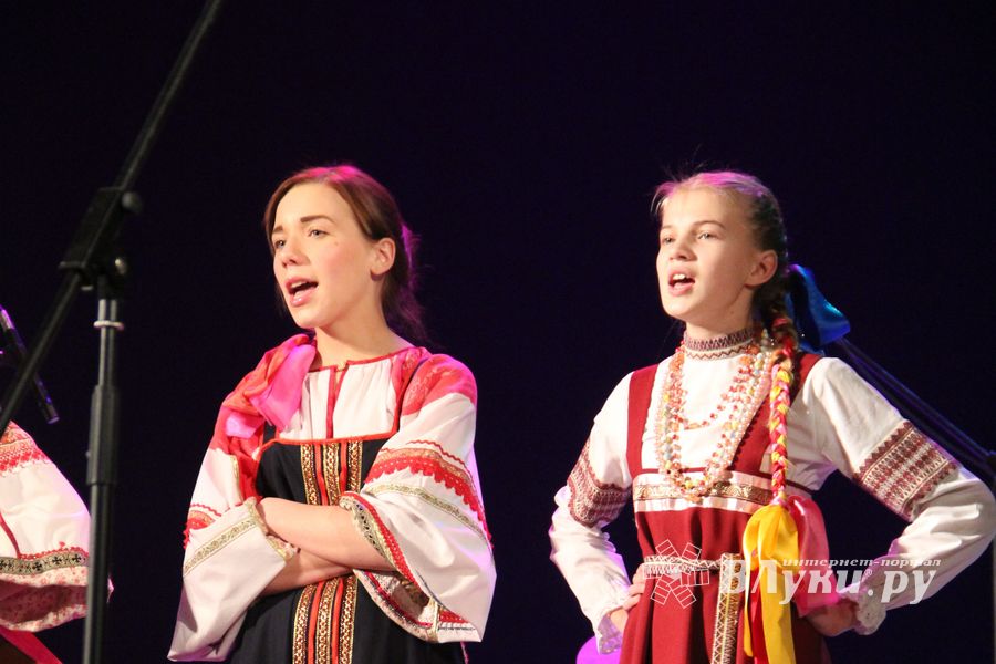 В Великих Луках прошел фестиваль живой музыки «Ставим на аватарках небо» (фото)