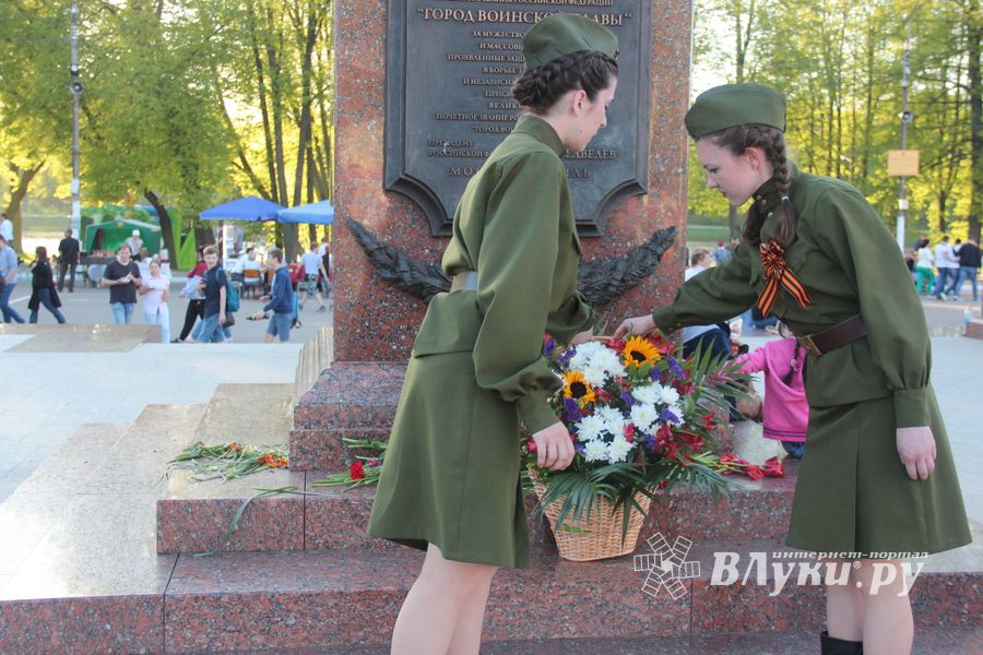Праздничный салют в честь Дня Победы был дан в Великих Луках (ФОТО)