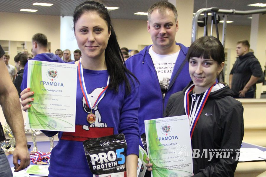 В Великих Луках состоялись Первенство города по жиму штанги и Первый Кубок города по армлифтингу (фото)