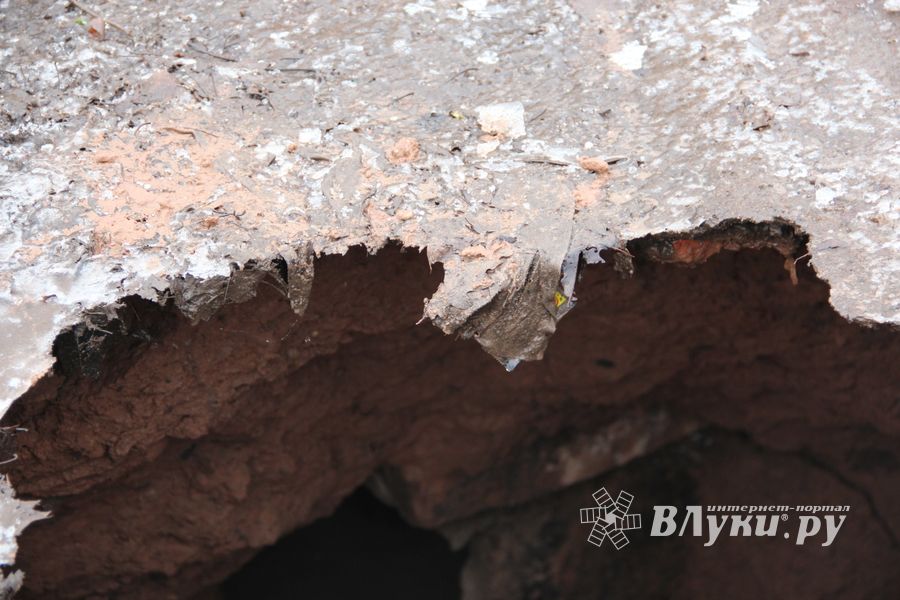 Фотофакт: провал асфальта на Гоголя в Великих Луках