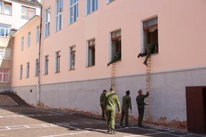 В Великих Луках в 10 лицее «освободили» заложников (ФОТО)