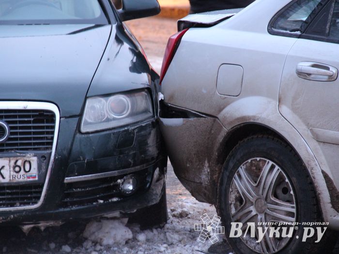 Великих Луках столкнулись три автомобиля