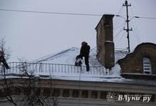 В Великих Луках уборка снега на высоте... (фото)