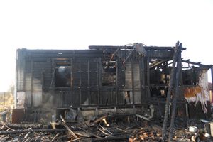 Из-за неправильной конструкции дымохода в Великолукском районе сгорел дом (фото)