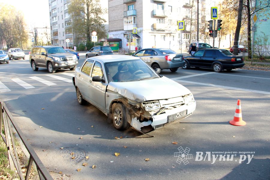 ДТП на перекрёстке Великих Лук: Peugeot увёз эвакуатор (ФОТО)