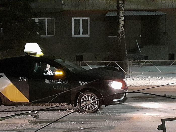 На проспекте Гагарина автомобили сбили столб (ФОТО)