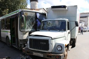 Сегодня в Пскове автобус врезался в грузовик (фото)