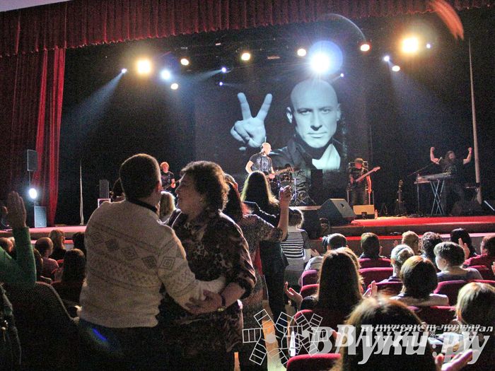 В Великих Луках состоялся концерт Дениса Майданова