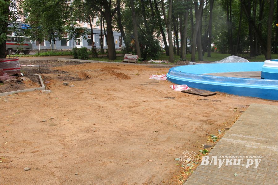 В Великих Луках сажают, стригут и красят (ФОТО)