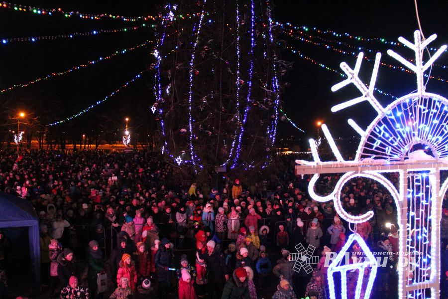 В Великих Луках зажгли Ёлку (ФОТО)