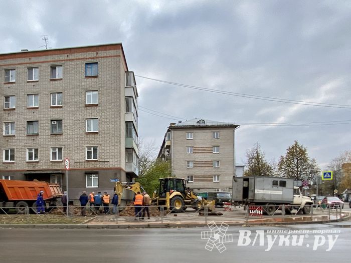 В Великих Луках на проспекте Гагарина ликвидировали прорыв в сетях водопровода (ФОТО)