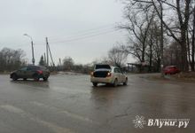 Фотофакт: ​В Великих Луках столкнулись Пежо и такси 