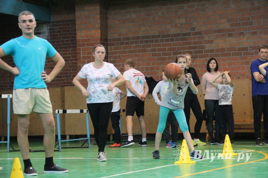 В Великих Луках прошли областные соревнования «Папа, мама, я - спортивная семья» (ФОТО)