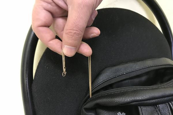 Полицией раскрыта кража золотых изделий у горожанки