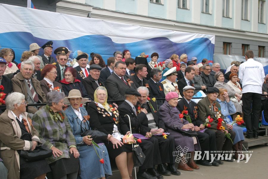 В Великих Луках прошел Военный парад