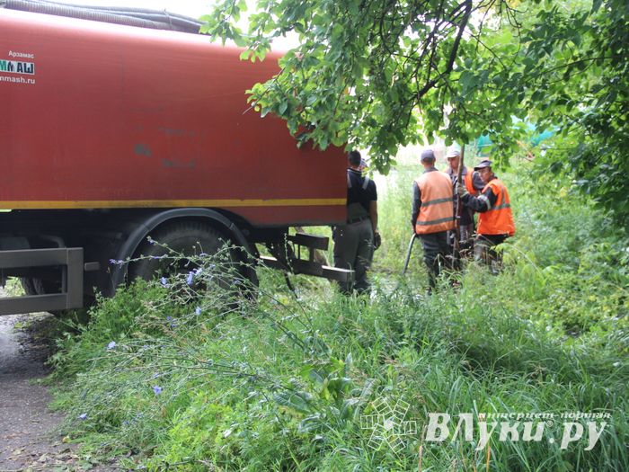 В Великих Луках устраняют серьёзную аварию в сетях канализации (ФОТО)