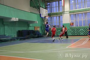 В Великих Луках проходит Открытый Чемпионат г. Великие Луки по баскетболу (фото)