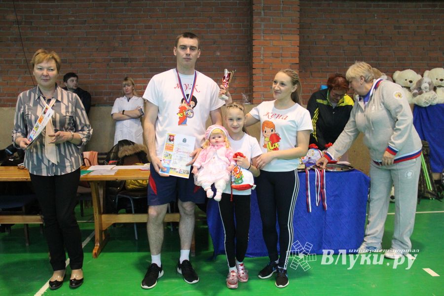 В Великих Луках прошли областные соревнования «Папа, мама, я - спортивная семья» (ФОТО)