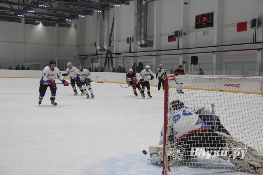 Две великолукские команды хоккеистов одержали победы в домашних матчах (ФОТО)