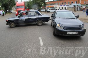 В Великих Луках «Лада Приора» наехала на полицейские жигули