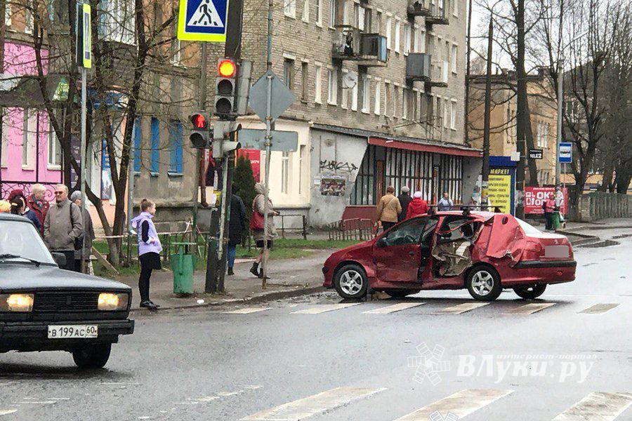 На Первомайской в Великих Луках произошло ДТП (ФОТО)